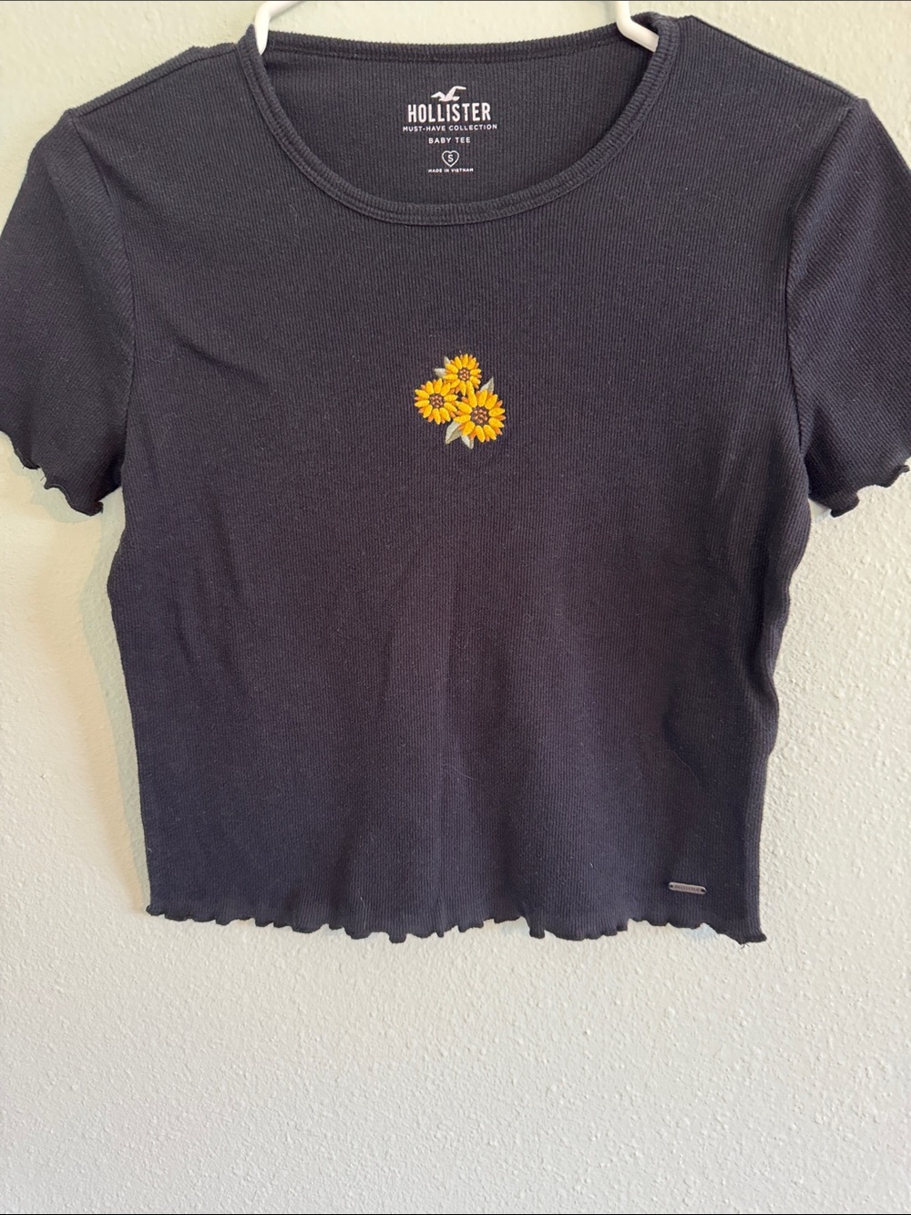 Hollister Black Ribbed Cropped Tee with Yellow Daisy Cluster